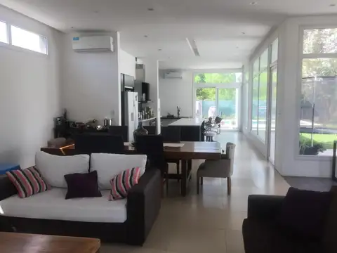 Excelente casa minimalista de 5 ambientes, Super Luminosa, 2 patios, jardìn, piscina y cochera.-