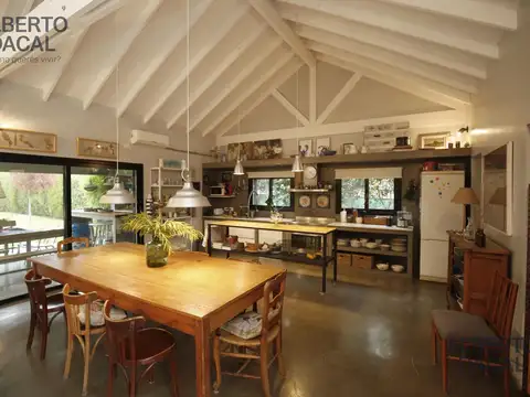 Casa 7 ambientes con 2 baños