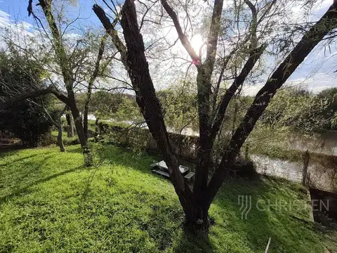 Quinta en venta. Terreno de 20m x 110m con bajada al río