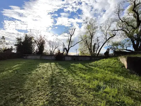 Quinta en venta. Terreno de 20m x 110m con bajada al río