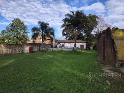 Quinta en venta. Terreno de 20m x 110m con bajada al río