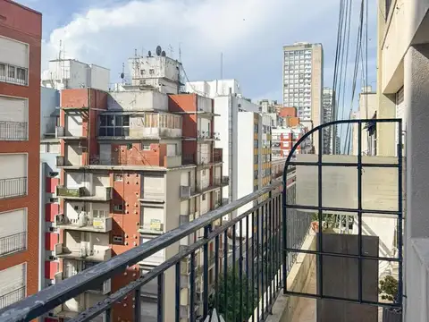 Departamento monoambiente con balcón a la calle / Zona centro
