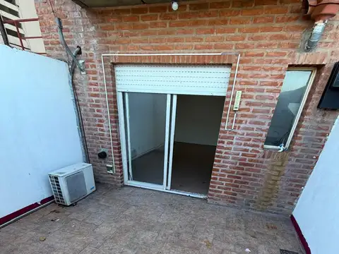 Amplio Monoambiente con Patio  y Aire Acondicionado