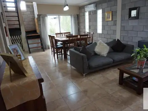 Casa en Venta con 3 cocheras