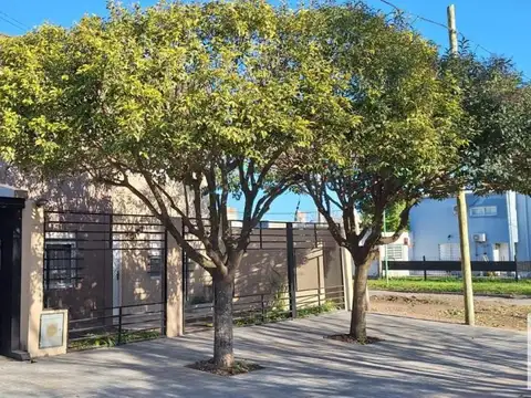 Casa en venta - 4 Dormitorios 3 Baños - Cocheras - 320Mts2 - Lisandro Olmos, La Plata