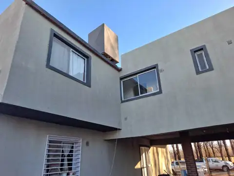 CASA EN VENTA PLOTTIER Calle El Almendro Barrio Los Cerezos I 200