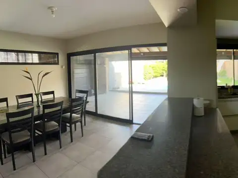 Casa 5 ambientes con 4 baños