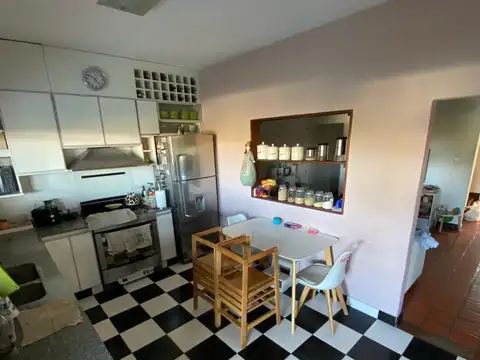 Casa 4 ambientes con 2 baños