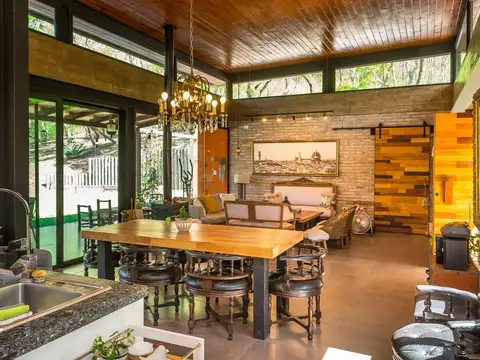 Casa en Venta con 2 cocheras