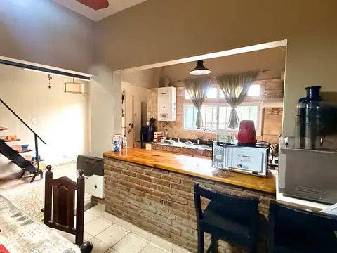 Casa 6 ambientes con 2 baños