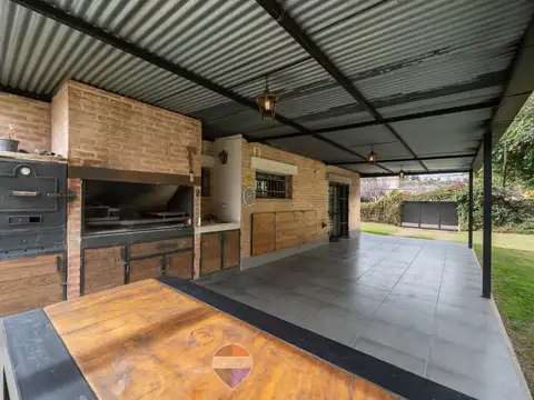 Casa en Venta con 2 cocheras
