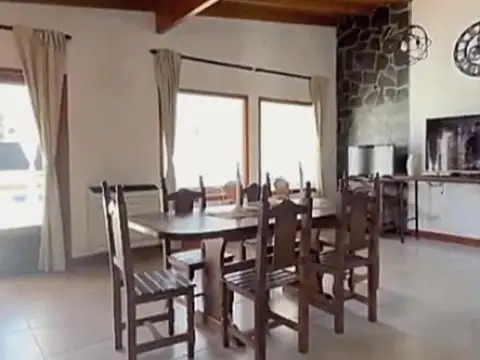 Casa 4 ambientes con 2 baños