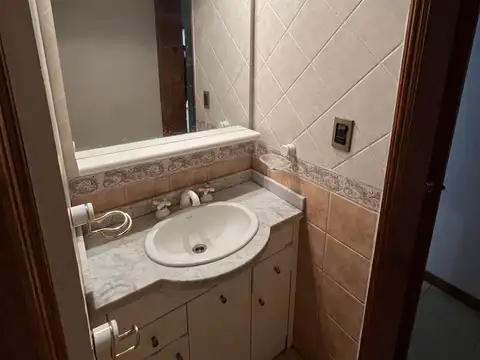 Casa en Alquiler con 2 cocheras