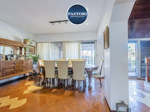 VENTA DE CASA de 6 amb, gge p/2 autos y patio quincho pil