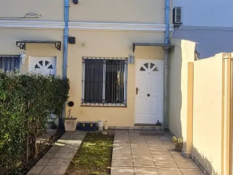 HERMOSO TRIPLEX. Parque Johnston. Hurlingham, APTO CREDITO.