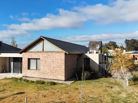 Moderna casa en planta baja con pileta - Bº La Falda Cipolletti