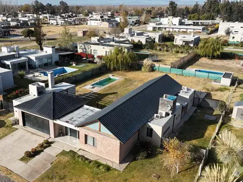 Casa 6 ambientes con 2 baños