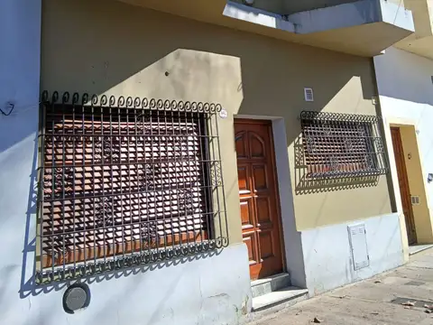 4 ambientes con entrada independiente, 2 baños en 2 plantas con gran terraza