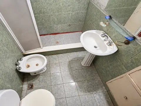 CASA A RESTAURAR SOBRE LOTE DE 10 X 26,60 M - IDEAL INVERSOR / DESARROLLO