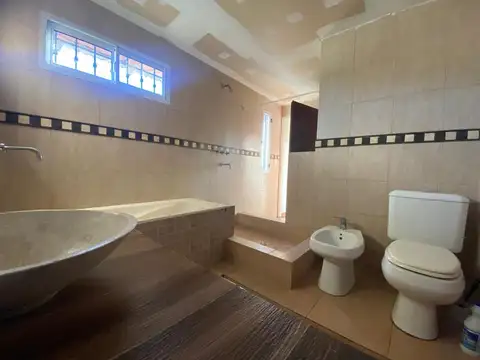 Casa en Alquiler con 4 cocheras
