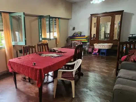 Casa 6 ambientes con 2 baños