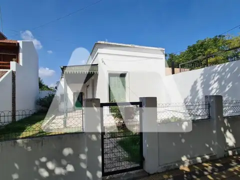 Casa Chalet  en Venta en Remedios De Escalada, Lanús, G.B.A. Zona Sur