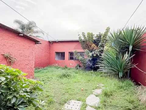 VENTA CASA 2 DORM Y GALPON PRÓXIMO ANTEL ARENA