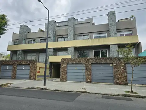 2 AMBIENTES EN DÚPLEX CON COCHERA FIJA CUBIERTA