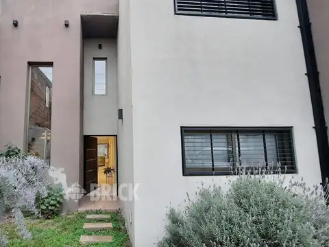 Casa en Venta con 3 cocheras