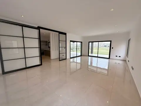 Casa en Venta con 4 cocheras