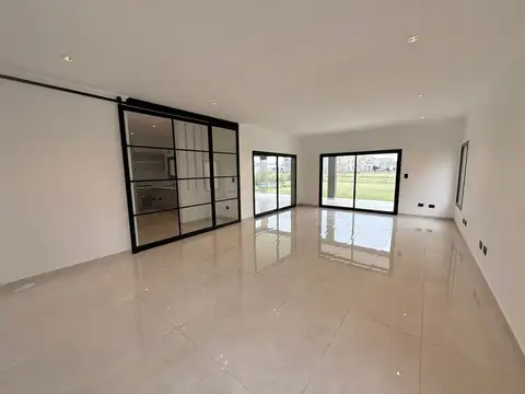 Casa 6 ambientes con 2 baños