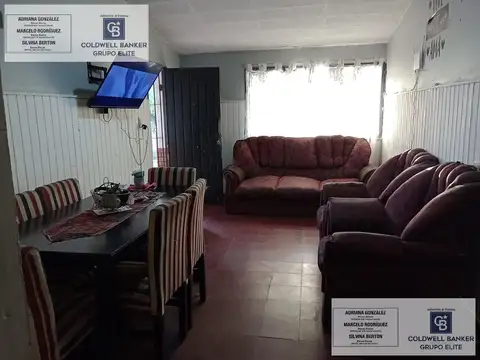 Casa con 3 habitaciones , cochera semi cubierta ,patio.