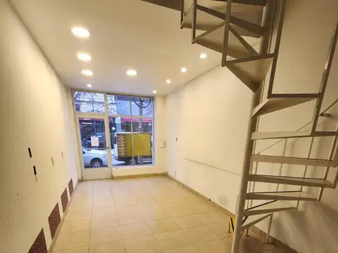 LOCAL COMERCIAL CON ENTREPISO EN ALQUILER A METROS DE AVENIDA MAIPU. OLIVOS