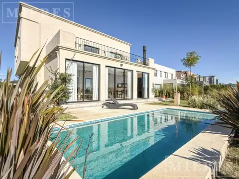 Casa sustentable en venta sobre lote a espejo de agua en barrio Ceibos Puertos