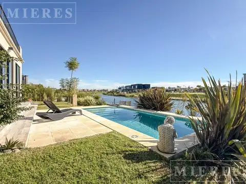 Casa sustentable en venta sobre lote a espejo de agua en barrio Ceibos Puertos