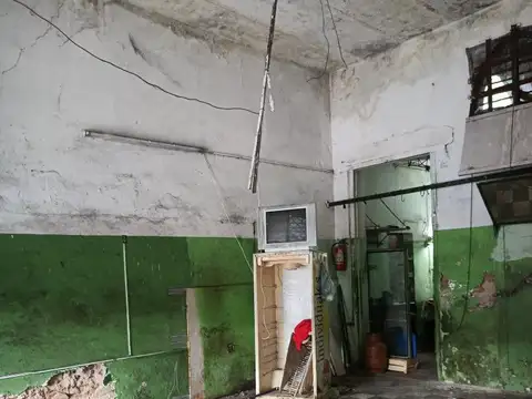 Se alquila local del medio – Esquina en Lanus .