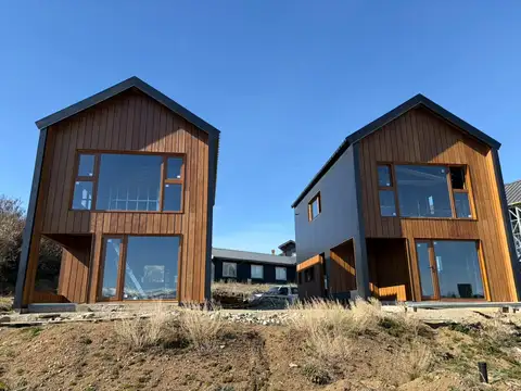 Casas "A Estrenar" de tres ambientes (en dos plantas), con cochera y jardín libre.