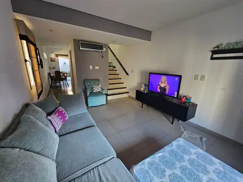 Depto Tipo Casa 4 ambientes con 2 baños