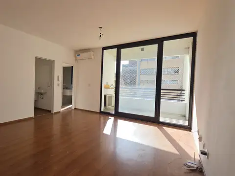 Departamento de 2 ambientes con balcón. Muy luminoso. Con cochera.
