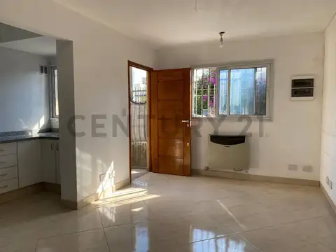 DEPARTAMENTO 2 AMBIENTES EN VENTA CON COCHERA Y PATIO.