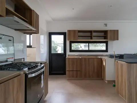 Casa 3 dormitorios más dependencia o escritorio. Excelentes terminaciones