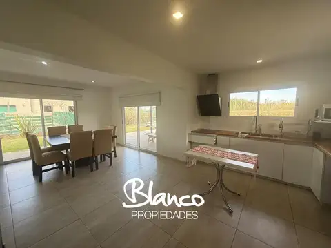 Casa 4 ambientes con 3 baños