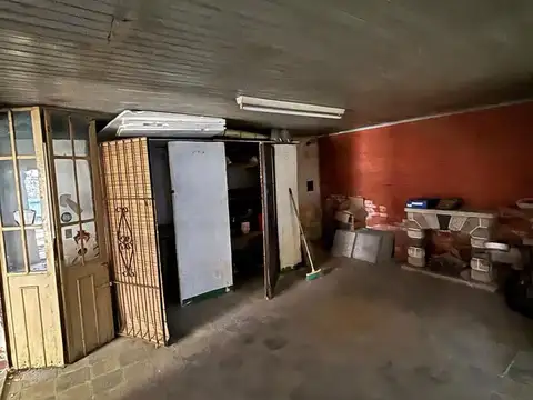 Cochera con espacio de guardado y patio