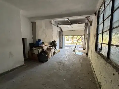 Cochera con espacio de guardado y patio