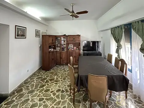 Casa 8 ambientes con 2 baños