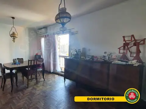 Venta -Departamento 3 ambientes - BALCÓN al frente - Sobre Av. H. Irigoyen - Excelente Ubicación  