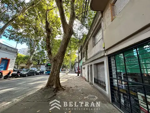 Casa para reciclar con cochera y patio