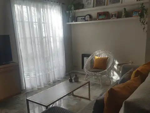 ESPECTACULAR CASA EN ARROYITO. IMPECABLE. MUY AMPLIA. RECICLADA A NUEVA.