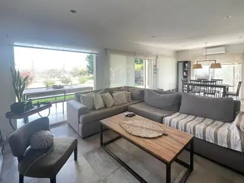 Casa 4 ambientes con 3 baños