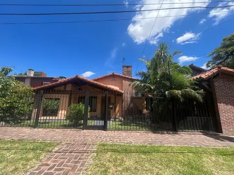 Castelar Norte chalet en venta 4 amb a 50 mts de Arias